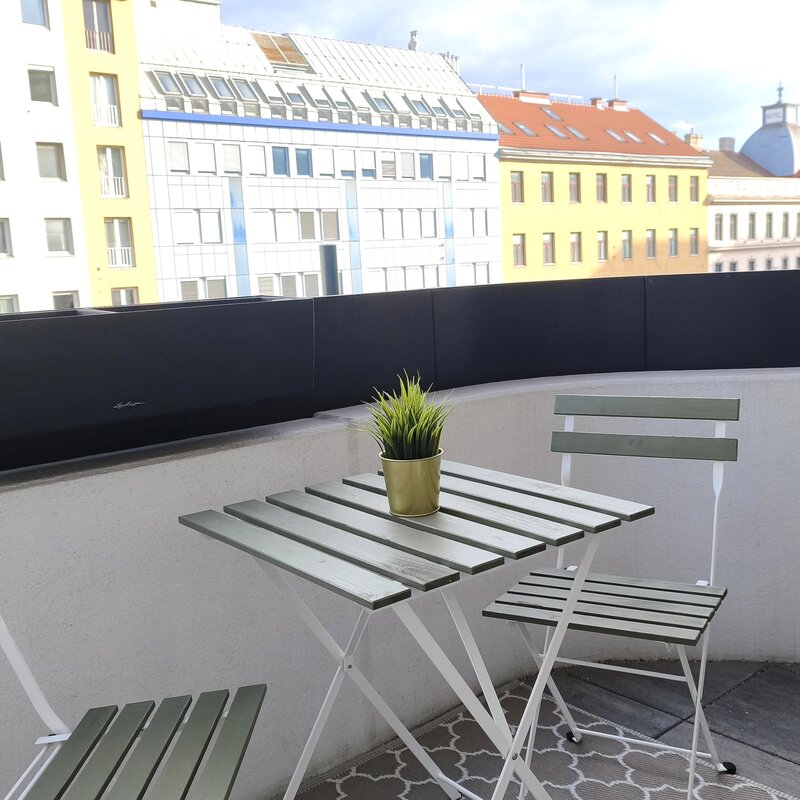 Balkon mit offenem Blick in die Umgebung – ein angenehmer Rückzugsort mitten in der Stadt. | © Greta Stoyanova
