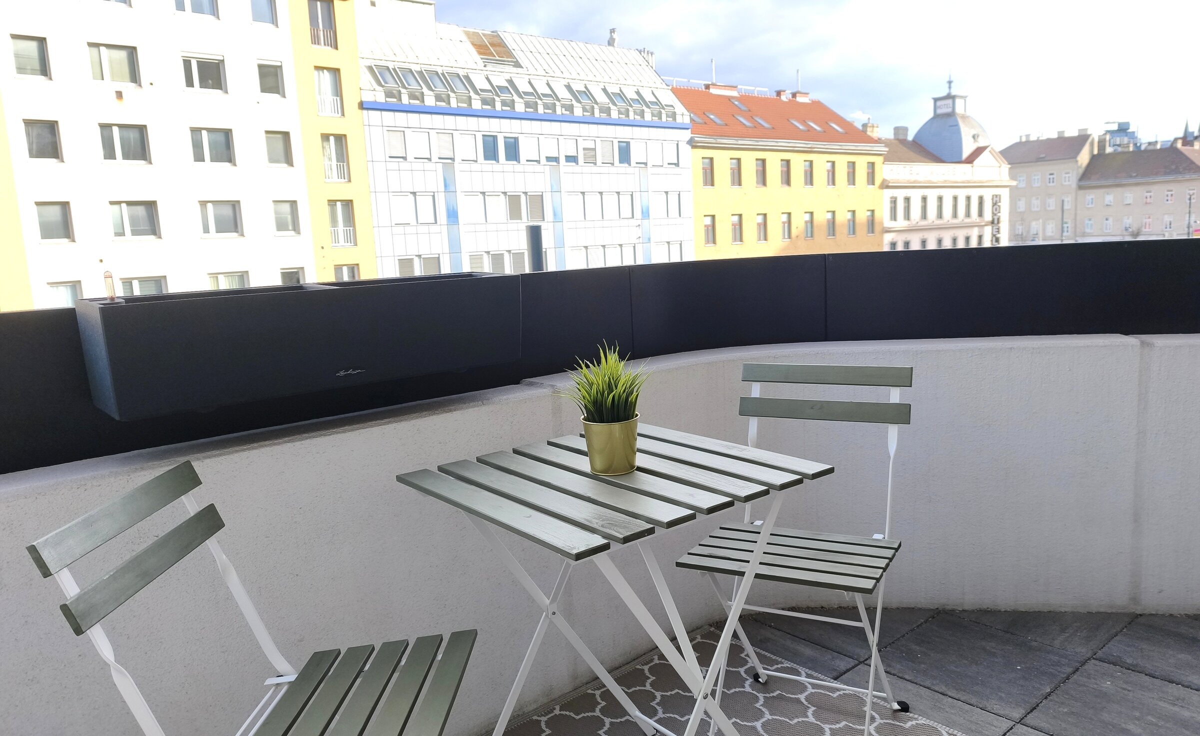 Balkon mit offenem Blick in die Umgebung – ein angenehmer Rückzugsort mitten in der Stadt. | © Greta Stoyanova