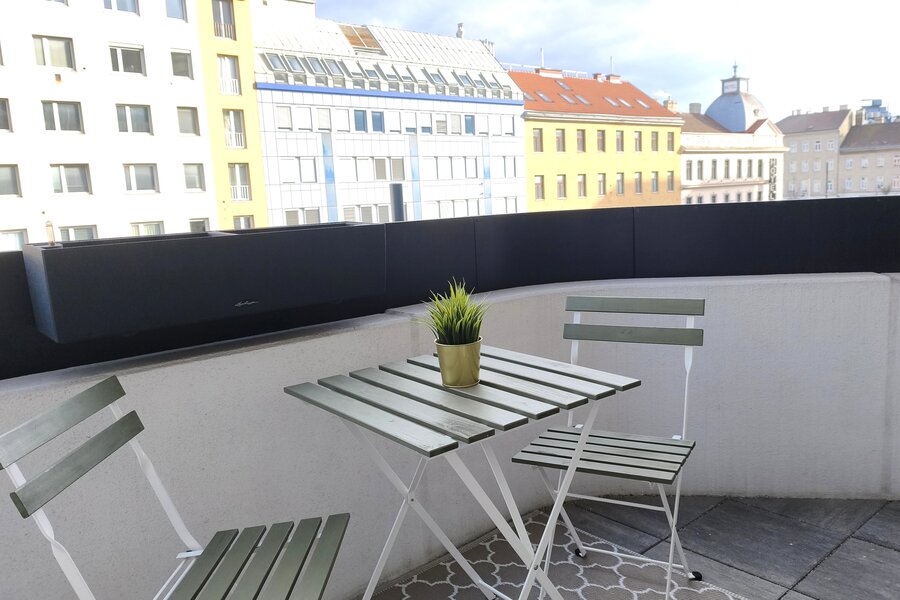 Balkon mit offenem Blick in die Umgebung – ein angenehmer Rückzugsort mitten in der Stadt. | © Greta Stoyanova