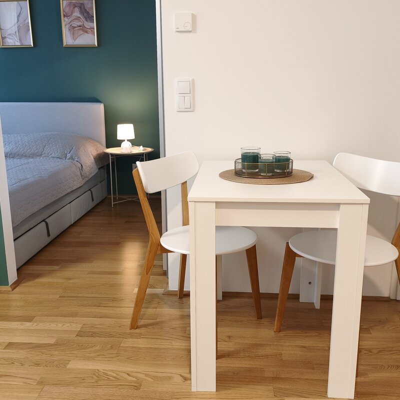 Flexibler Essbereich mit ausziehbarem Tisch – ideal zum Essen, Arbeiten oder für Besuch. | © Greta Stoyanova