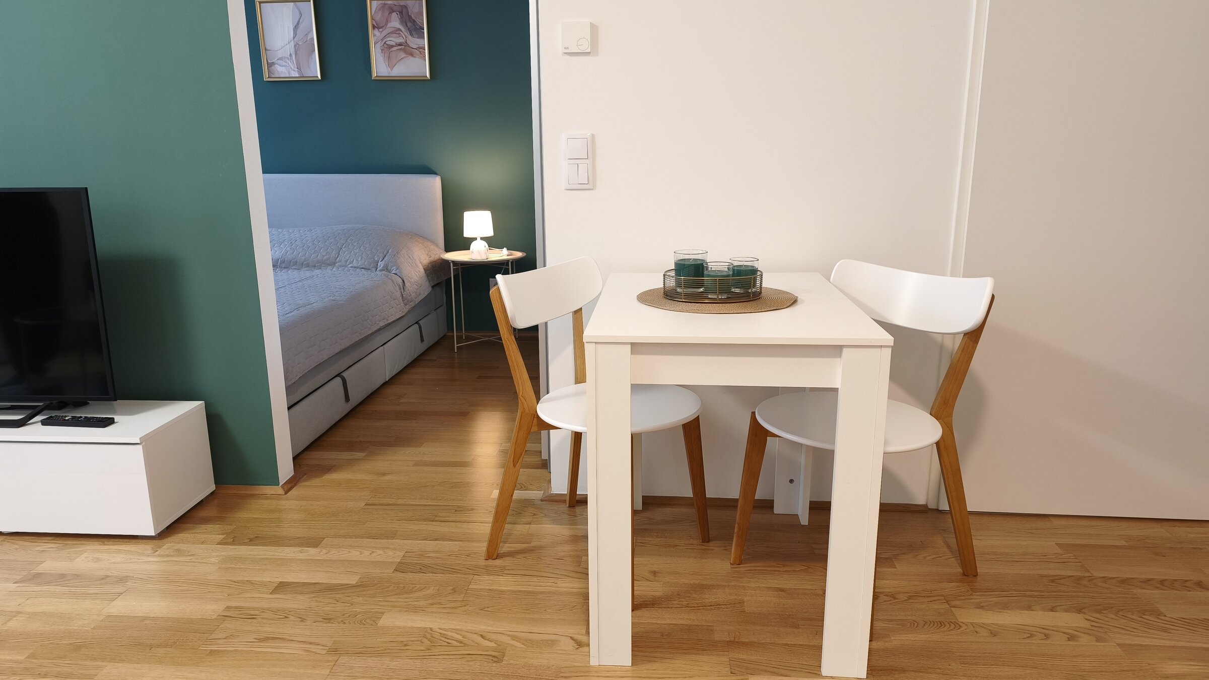 Flexibler Essbereich mit ausziehbarem Tisch – ideal zum Essen, Arbeiten oder für Besuch. | © Greta Stoyanova