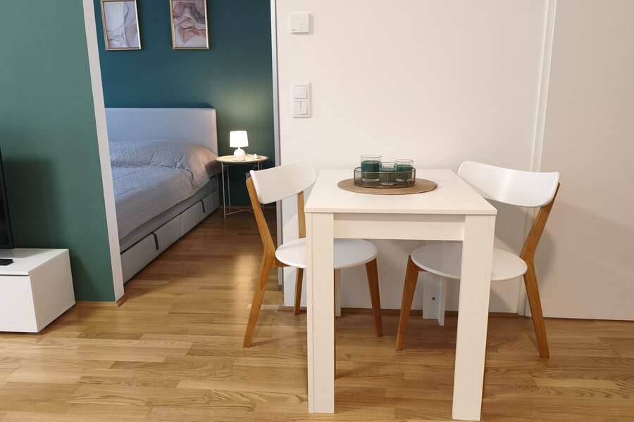 Flexibler Essbereich mit ausziehbarem Tisch – ideal zum Essen, Arbeiten oder für Besuch. | © Greta Stoyanova