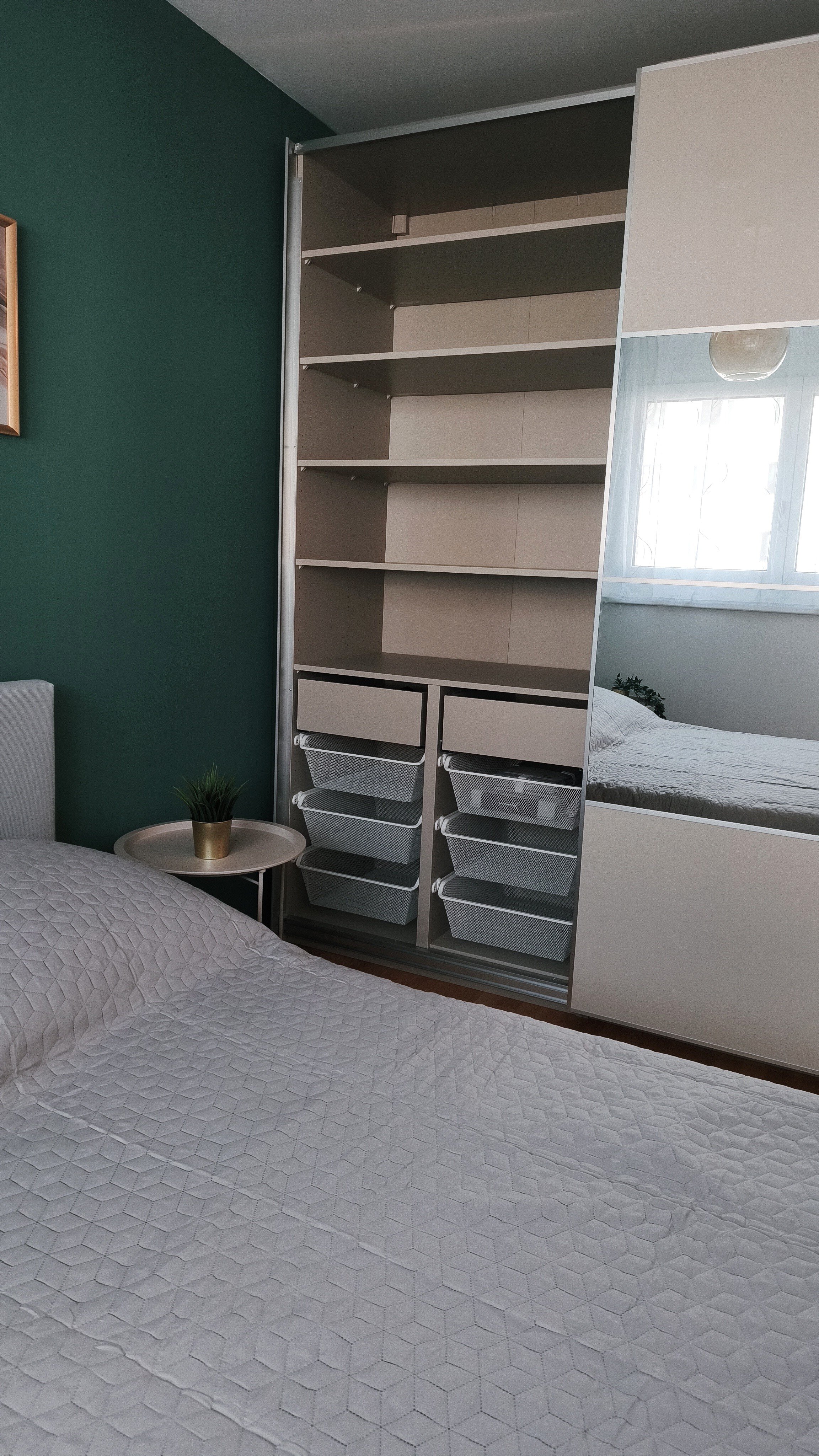 Praktischer Kleiderschrank mit viel Stauraum – ideal für längere Aufenthalte. | © Greta Stoyanova