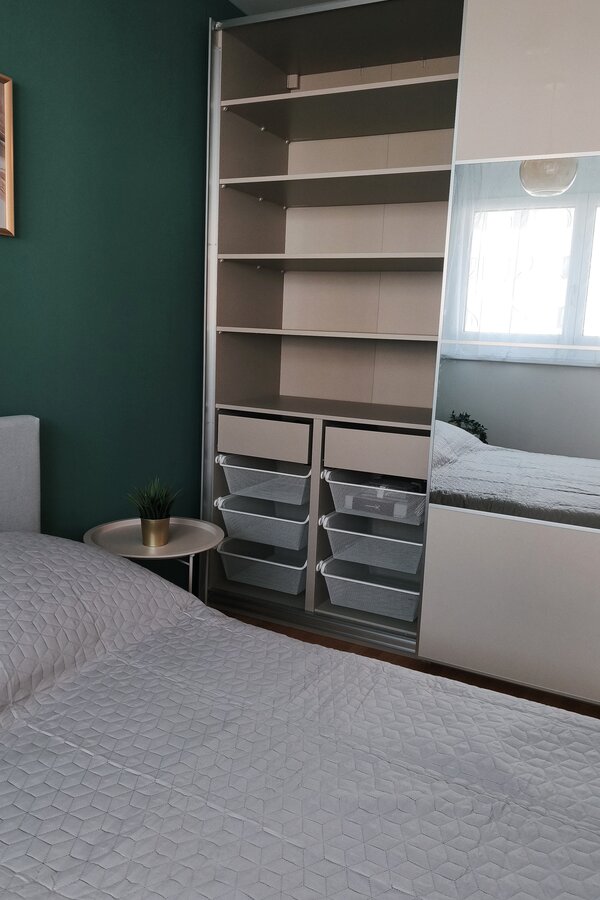 Praktischer Kleiderschrank mit viel Stauraum – ideal für längere Aufenthalte. | © Greta Stoyanova