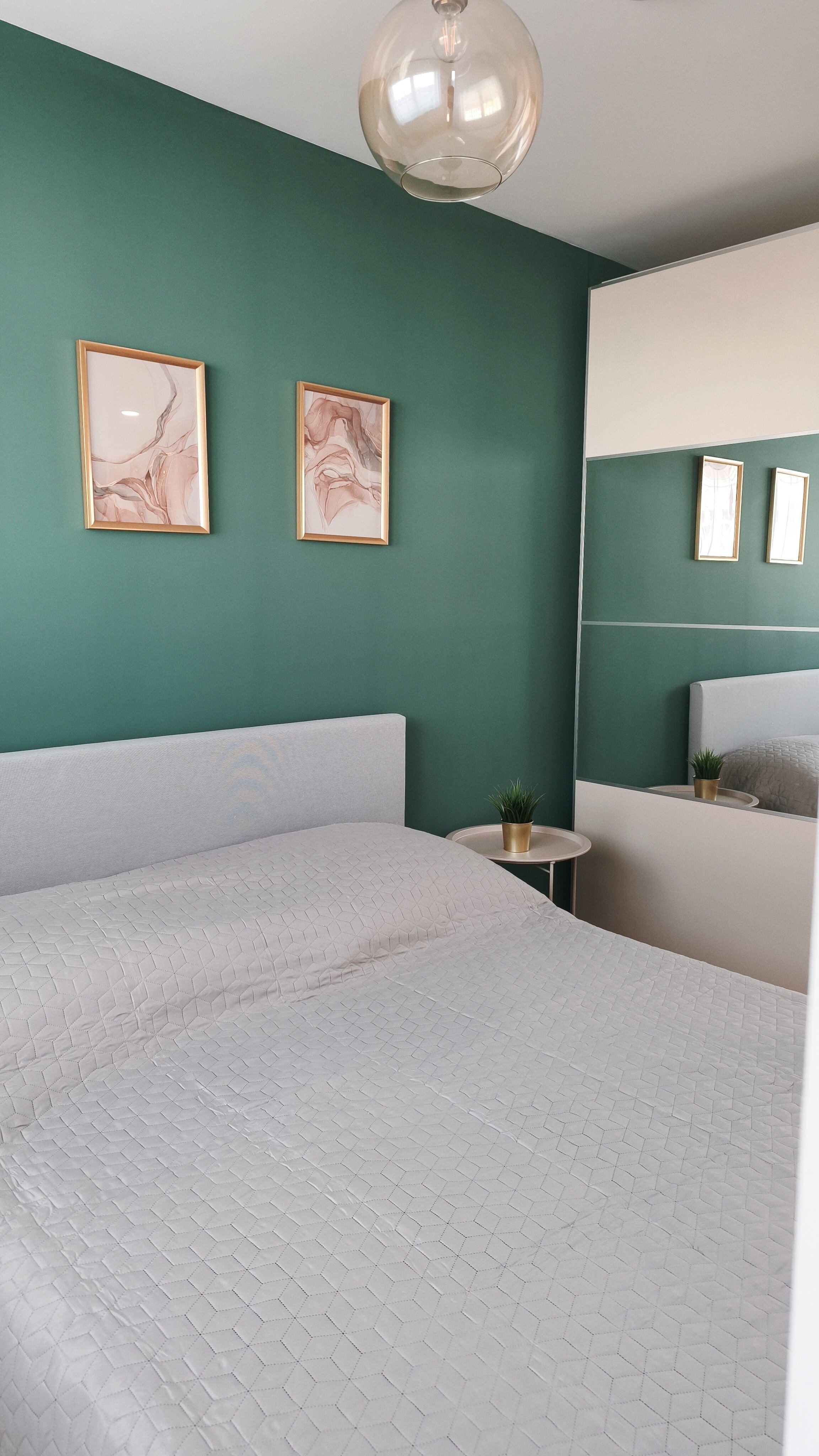 Modern gestalteter Schlafbereich mit dekorativen Details und Spiegel für ein offenes Raumgefühl. | © Greta Stoyanova