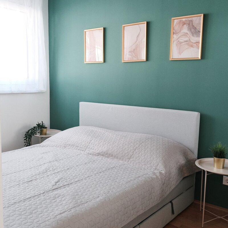 Ruhiger Schlafbereich mit komfortablem Doppelbett und stilvoller Gestaltung für erholsame Nächte. | © Greta Stoyanova