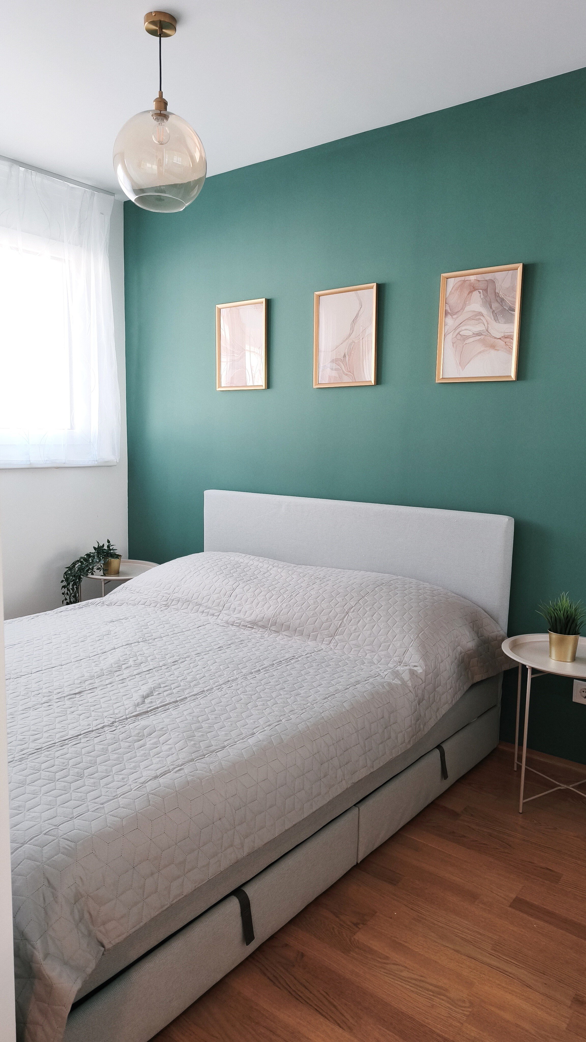 Ruhiger Schlafbereich mit komfortablem Doppelbett und stilvoller Gestaltung für erholsame Nächte. | © Greta Stoyanova