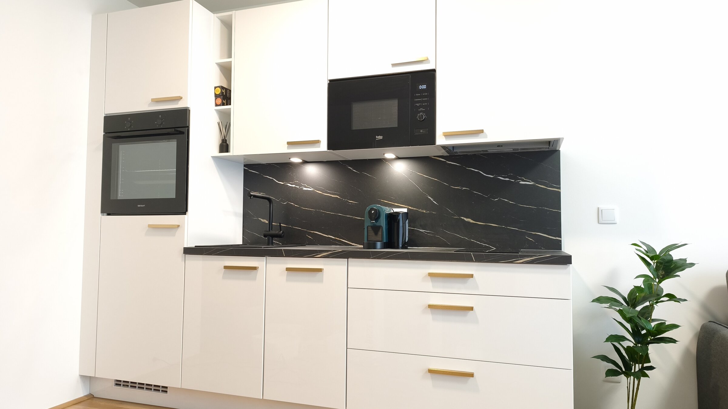 Hochwertige Küche mit modernen Geräten und stilvollem Design – vollständig ausgestattet für den Alltag. | © Greta Stoyanova