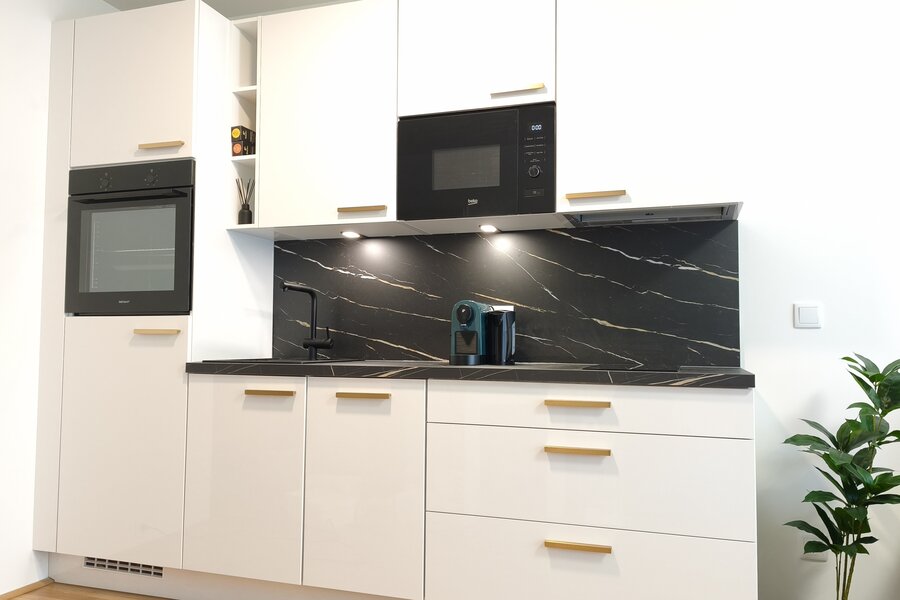 Hochwertige Küche mit modernen Geräten und stilvollem Design – vollständig ausgestattet für den Alltag. | © Greta Stoyanova