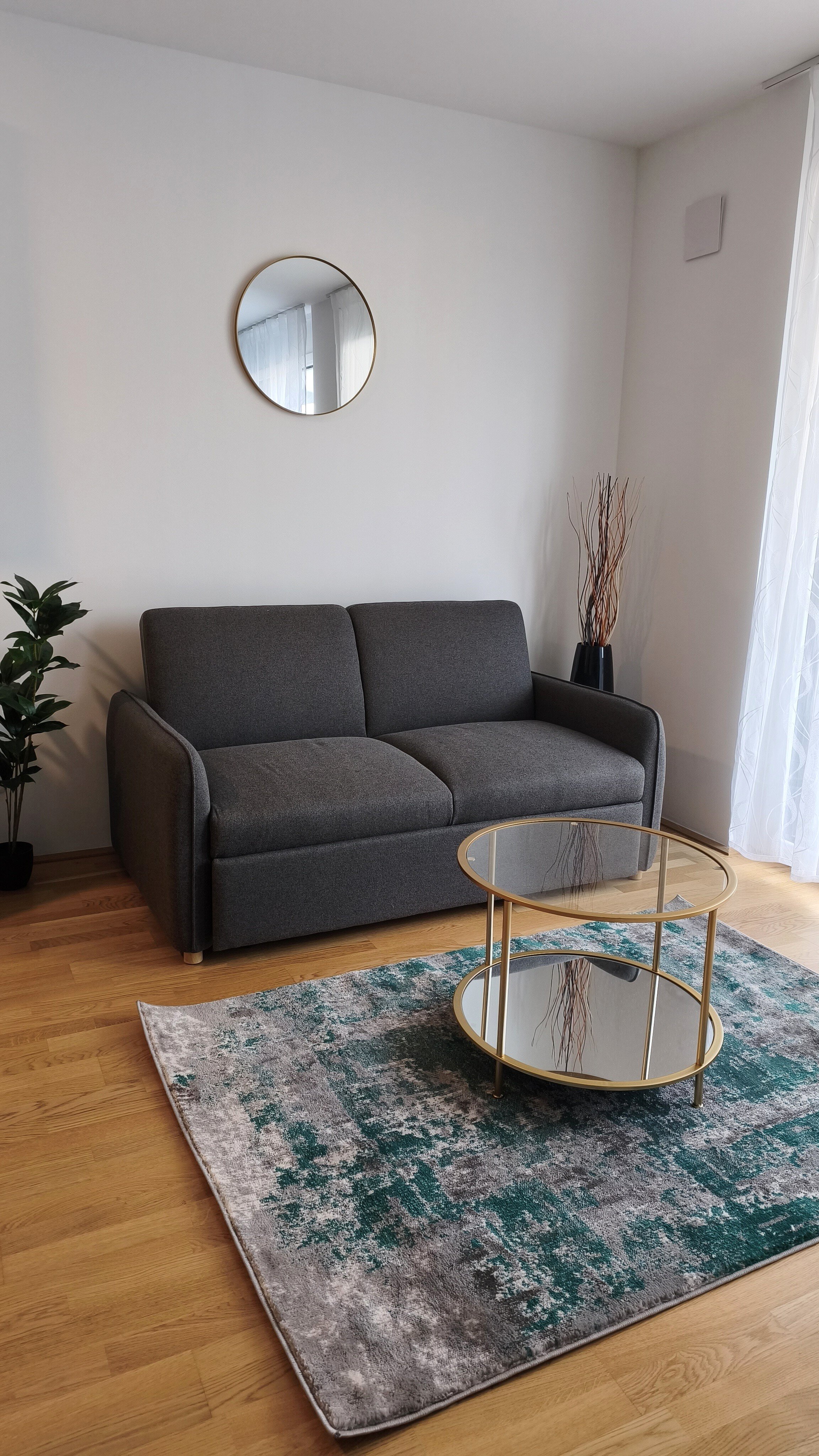 Modernes Sofa mit stilvollen Details schafft eine angenehme Atmosphäre zum Entspannen. | © Greta Stoyanova