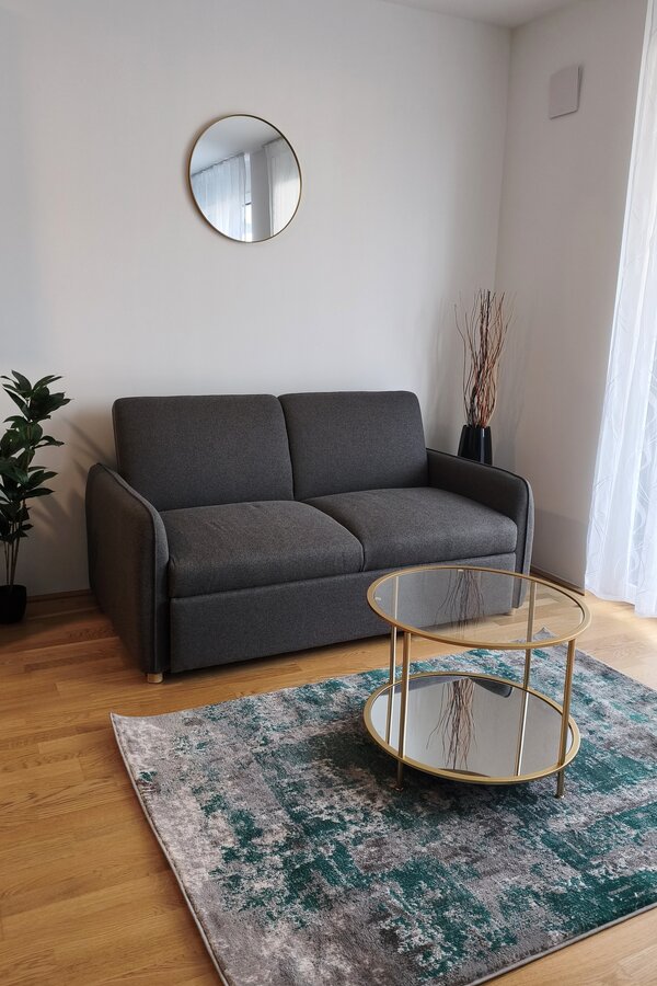 Modernes Sofa mit stilvollen Details schafft eine angenehme Atmosphäre zum Entspannen. | © Greta Stoyanova