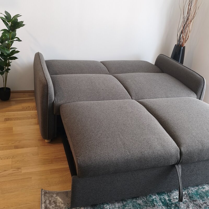 Praktisches, ausziehbares Sofa bietet zusätzlichen Komfort und flexible Nutzung als Schlaf- oder Wohnbereich. | © Greta Stoyanova