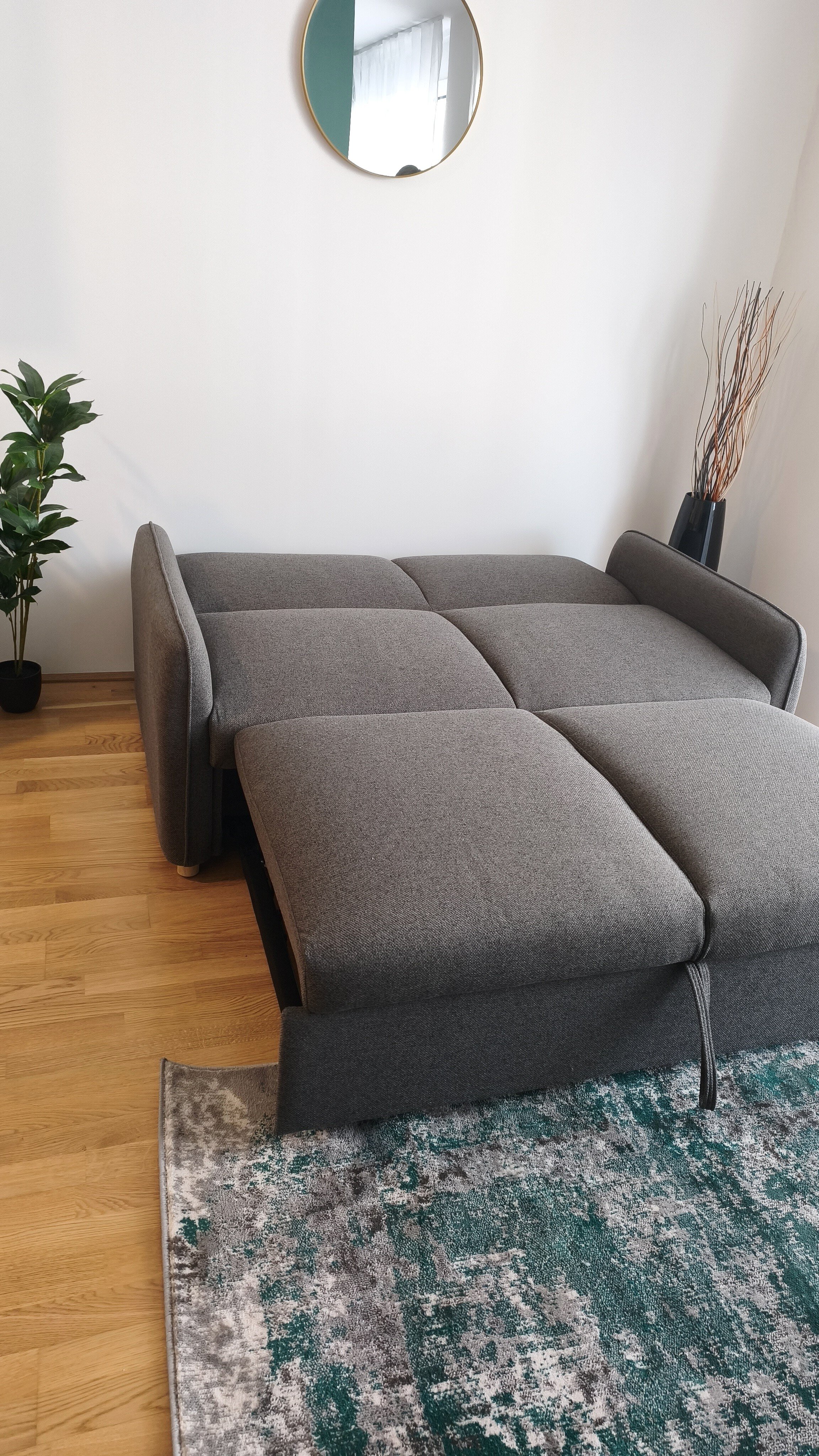 Praktisches, ausziehbares Sofa bietet zusätzlichen Komfort und flexible Nutzung als Schlaf- oder Wohnbereich. | © Greta Stoyanova