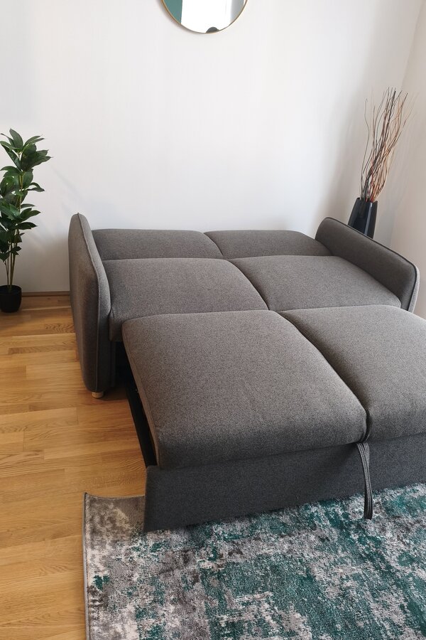 Praktisches, ausziehbares Sofa bietet zusätzlichen Komfort und flexible Nutzung als Schlaf- oder Wohnbereich. | © Greta Stoyanova