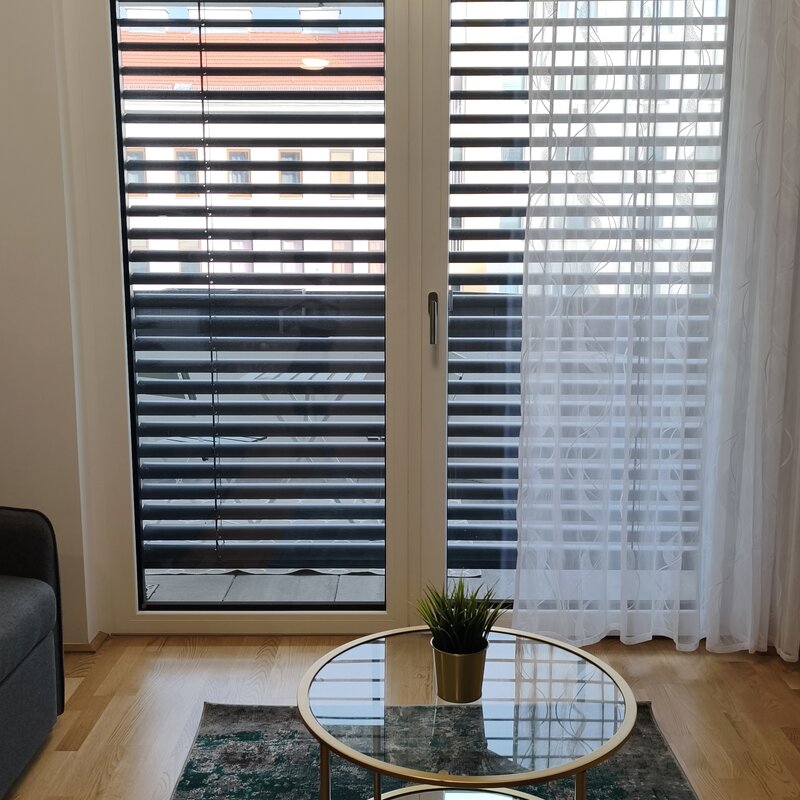 Bodentiefe Fenster mit außenliegendem Sonnenschutz sorgen für viel Tageslicht und ein angenehmes Raumklima. | © Greta Stoyanova