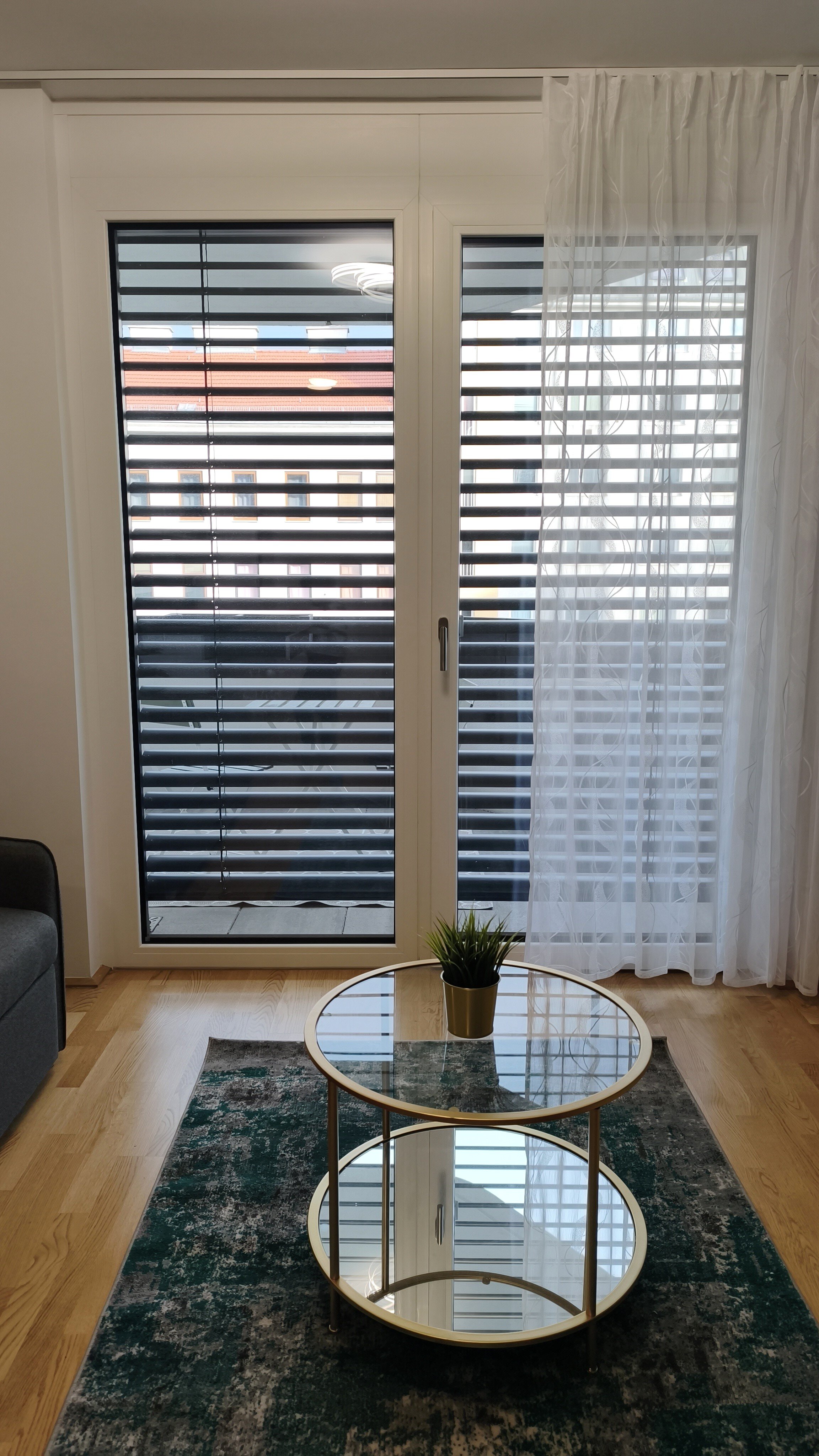 Bodentiefe Fenster mit außenliegendem Sonnenschutz sorgen für viel Tageslicht und ein angenehmes Raumklima. | © Greta Stoyanova