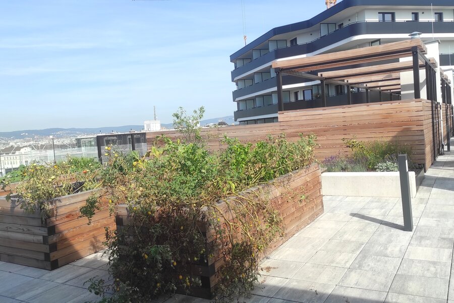 Großzügige, gemeinschaftliche Dachterrasse mit Weitblick über die Stadt und angenehmen Aufenthaltsbereichen. | © Greta Stoyanova