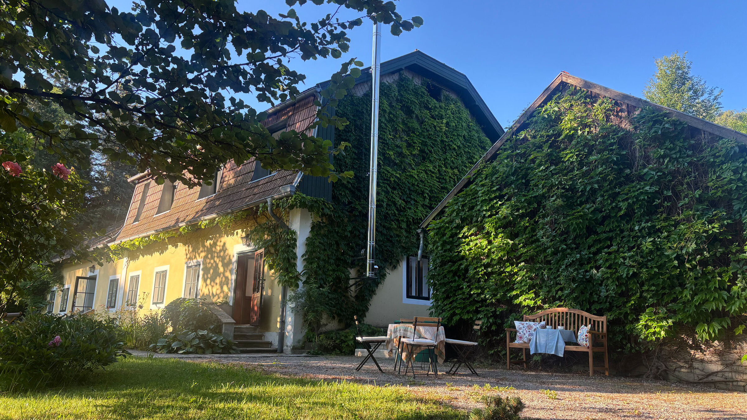 Efeubedecktes Landhaus mit Garten – 2-Zimmer Haus zur Kurzzeitmiete, Wohnen auf Zeit für 1 bis 6 Monate in Tullnerbach | © Markus P. Swittalek