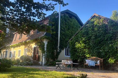 Efeubedecktes Landhaus mit Garten – 2-Zimmer Haus zur Kurzzeitmiete, Wohnen auf Zeit für 1 bis 6 Monate in Tullnerbach | © Markus P. Swittalek