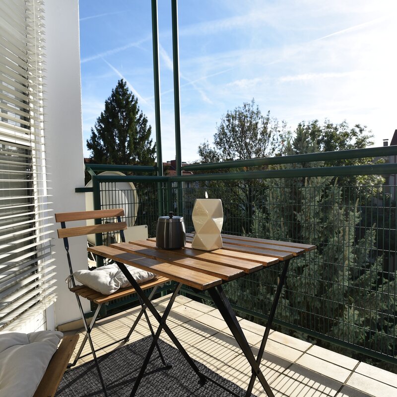 chilliger Balkon für 2 Personen in den Innenhof