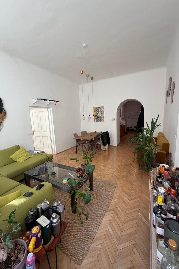 Living rooom and floor