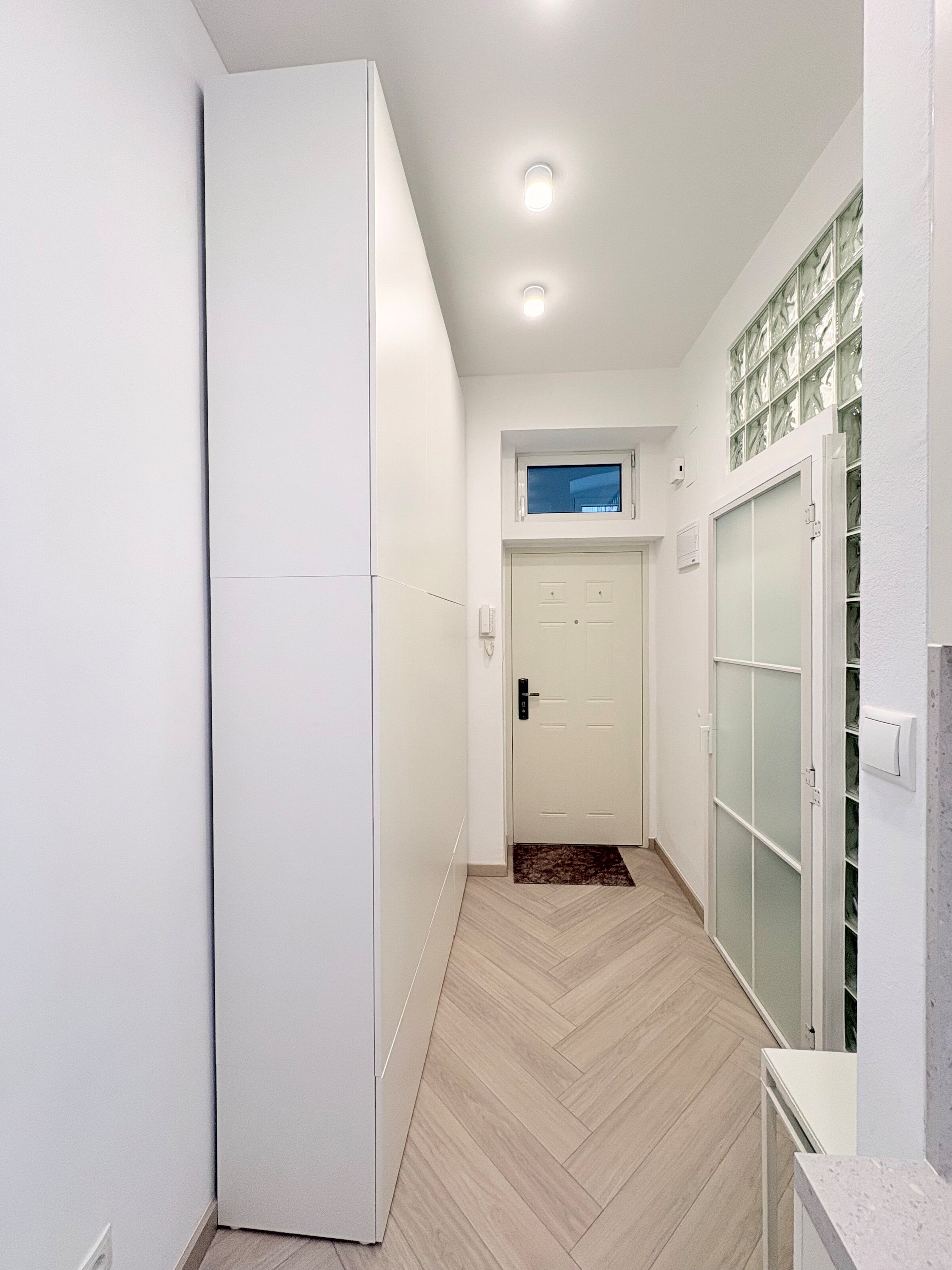 Vorraum mit Eingangstür | © Livi L.