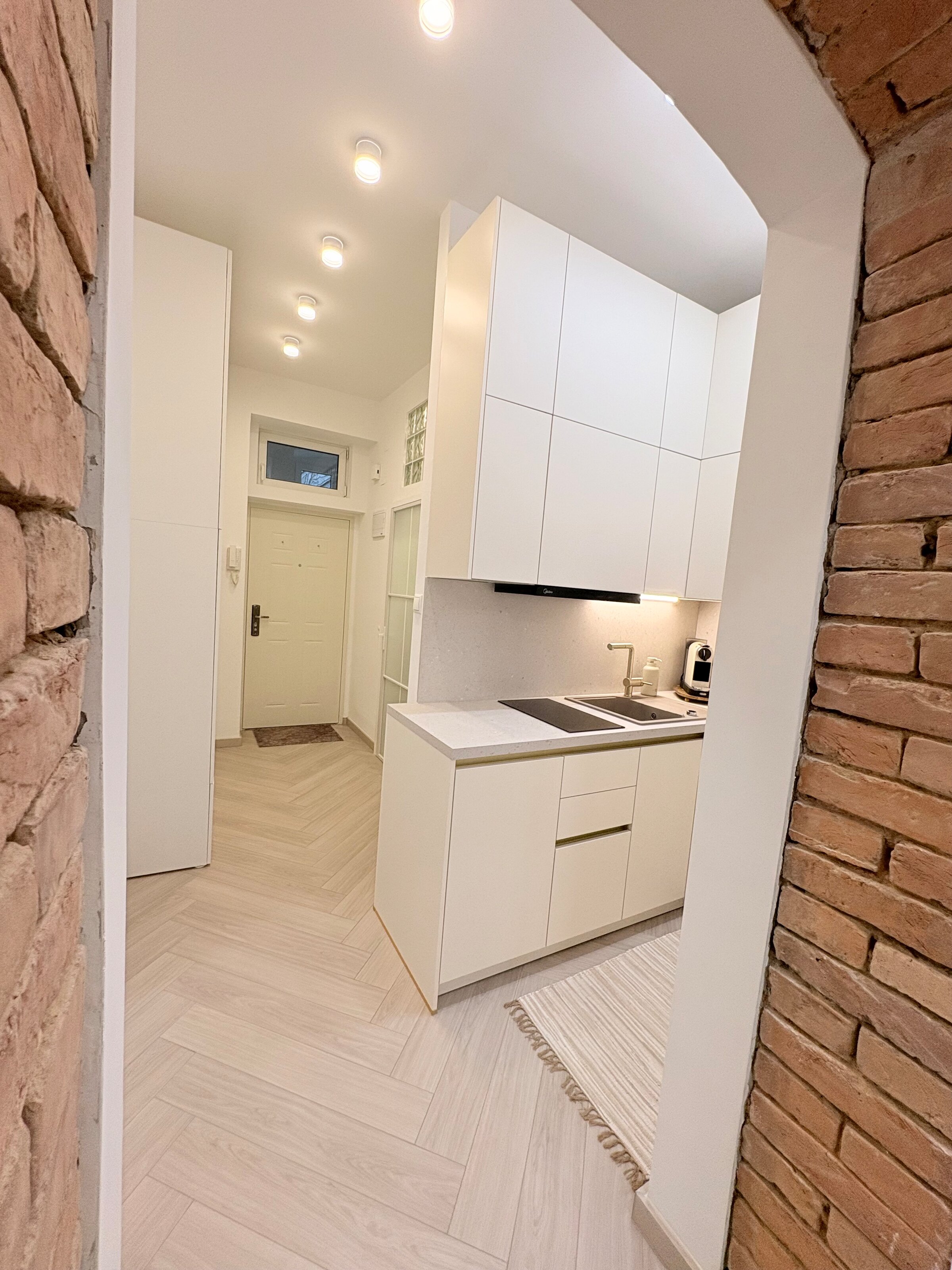 Blick vom Wohnbereich zur Küche und ins Vorzimmer | © Livi L. 