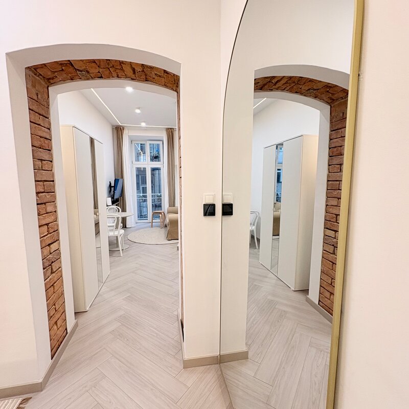 Großer Spiegel auf der rechten Seite  | © Livi L.