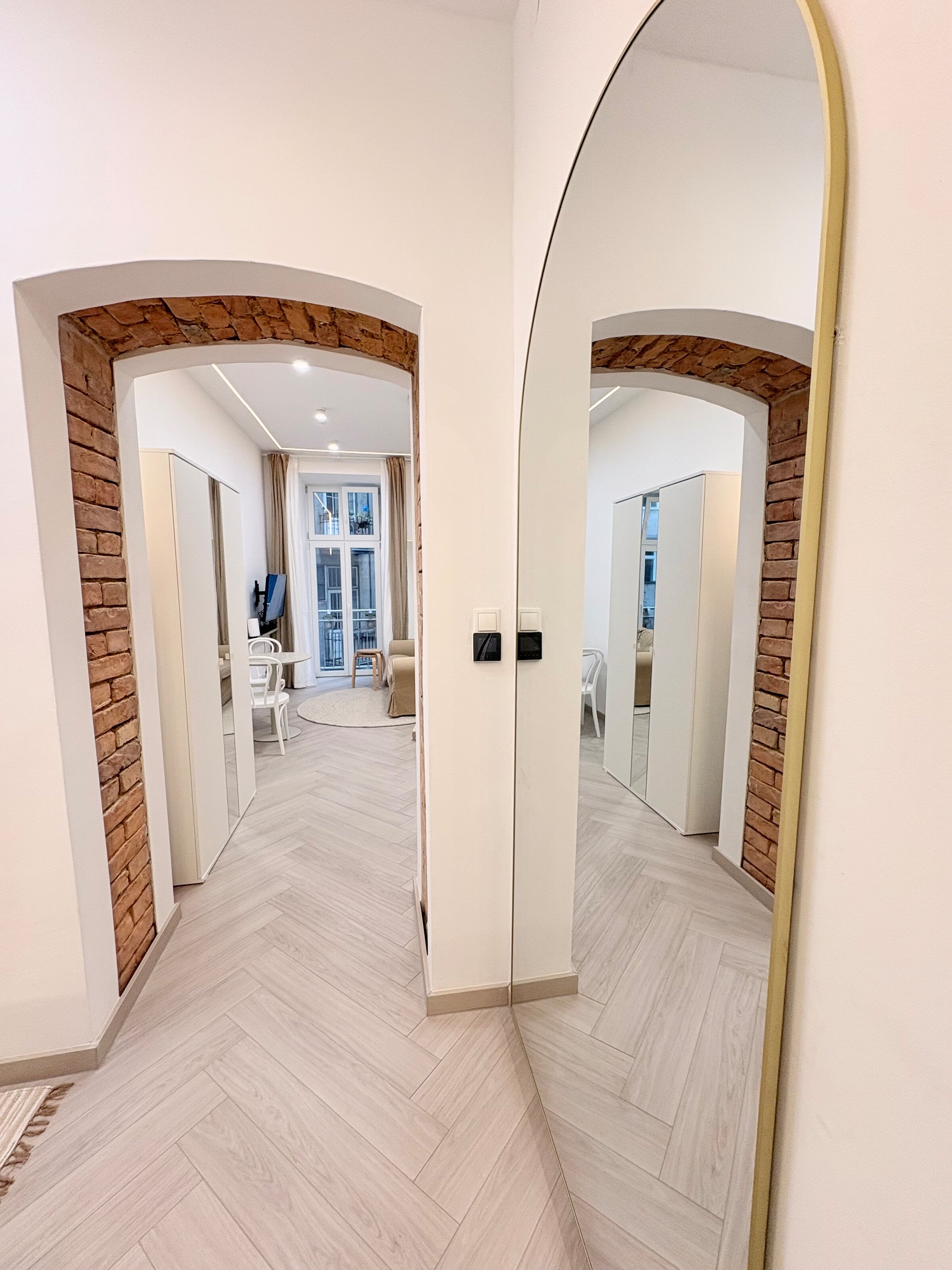 Großer Spiegel auf der rechten Seite  | © Livi L.