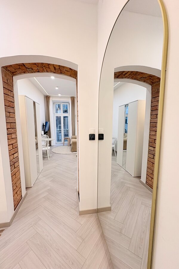 Großer Spiegel auf der rechten Seite  | © Livi L.