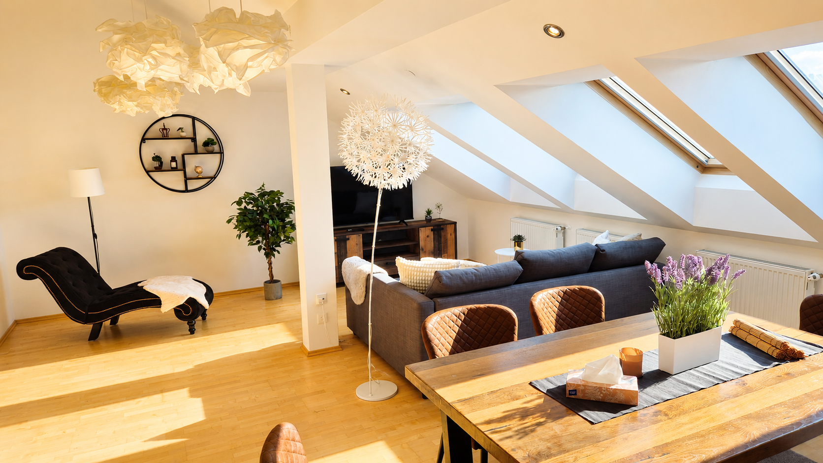 This light-filled living room features high-quality furnishings, warm wooden floors, and an open-plan layout. The elegant blend of modern furniture, refined details, and a cozy atmosphere creates a premium living experience – perfect for relaxing and unwinding. | © Privat
