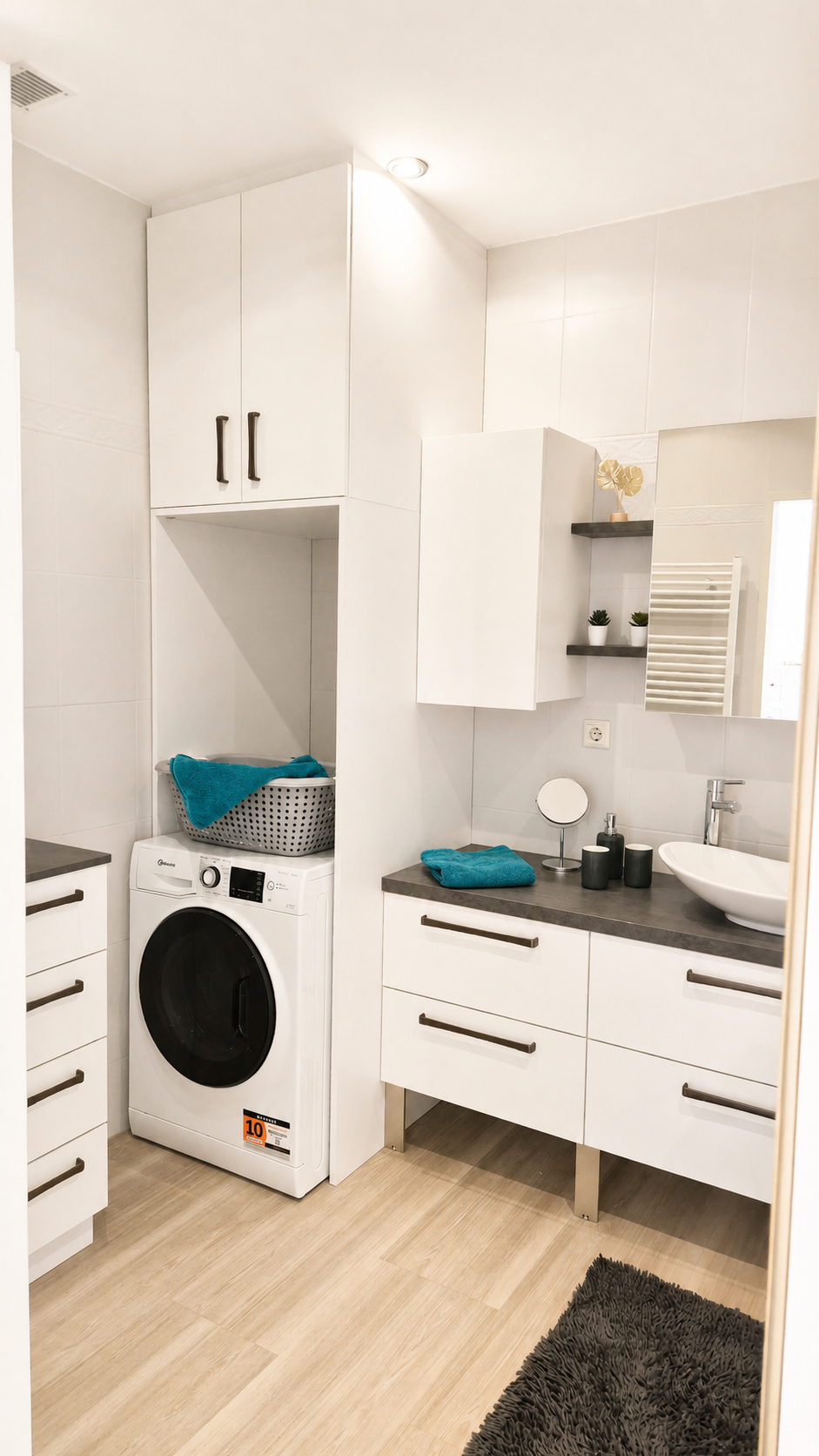 Modern bathroom with washing machine and dryer. | © Privat