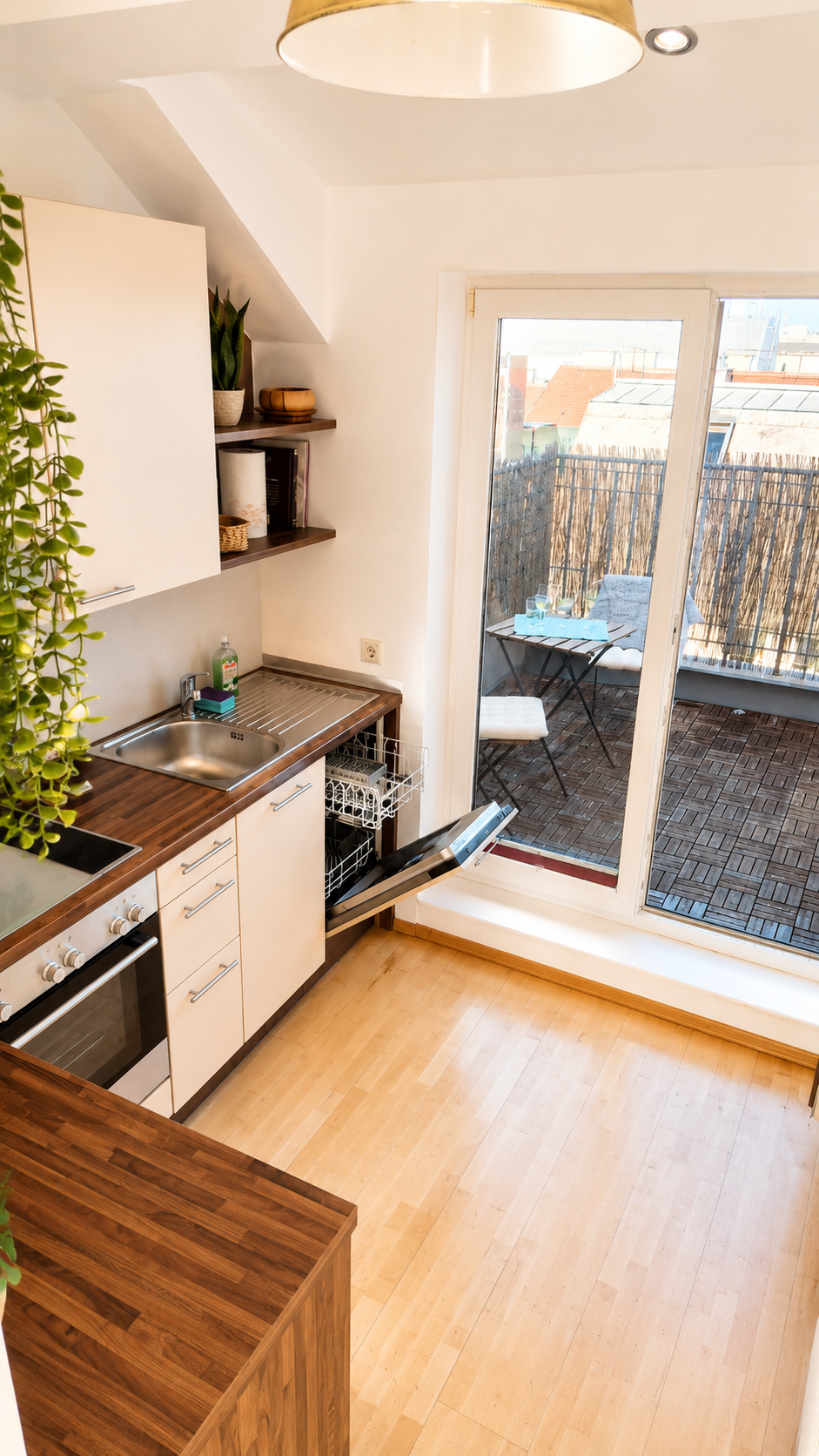Modern kitchen with sunny terrace access | © Privat