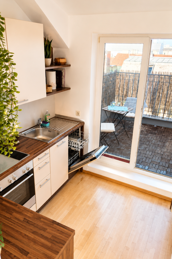 Modern kitchen with sunny terrace access | © Privat
