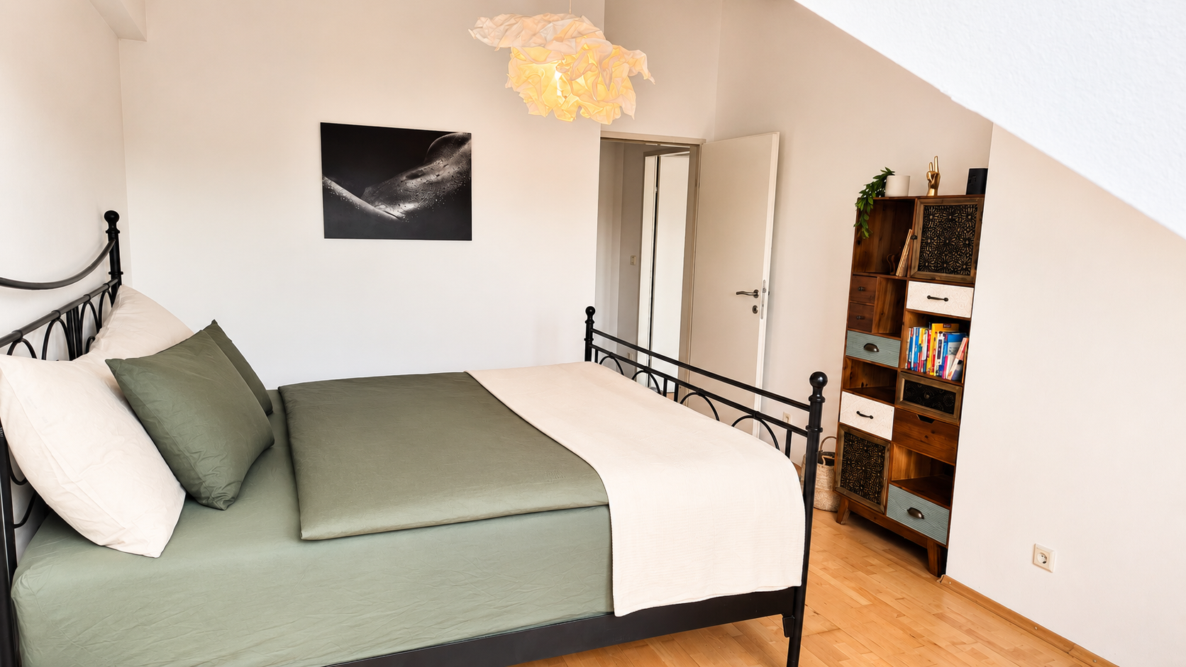Romantic bedroom with an exclusive ambience | © Privat