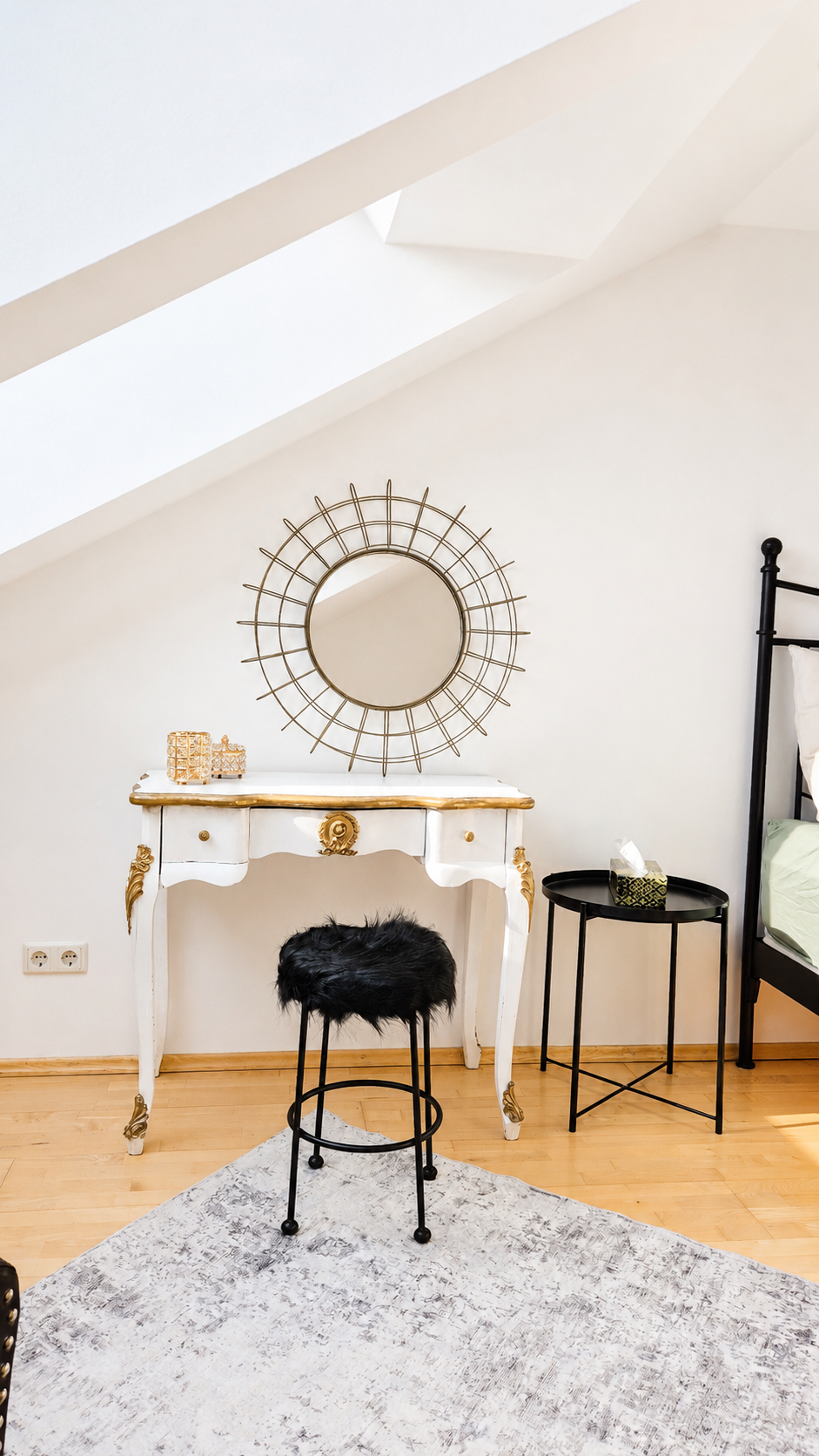 Charming vanity corner with luxurious details | © Privat