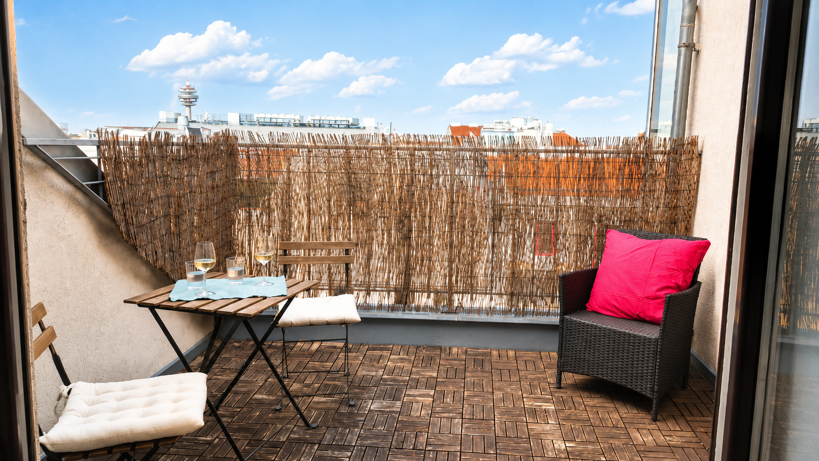 Cozy outdoor area above the rooftops of the city | © Privat
