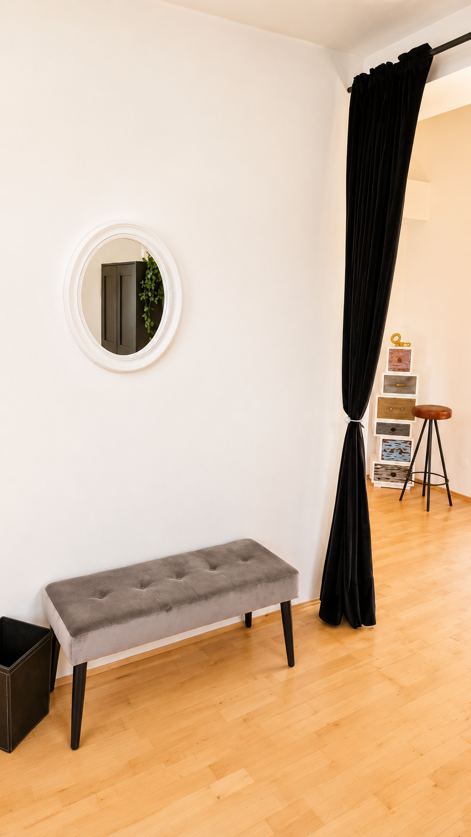 Inviting hallway with modern design elements | © Privat