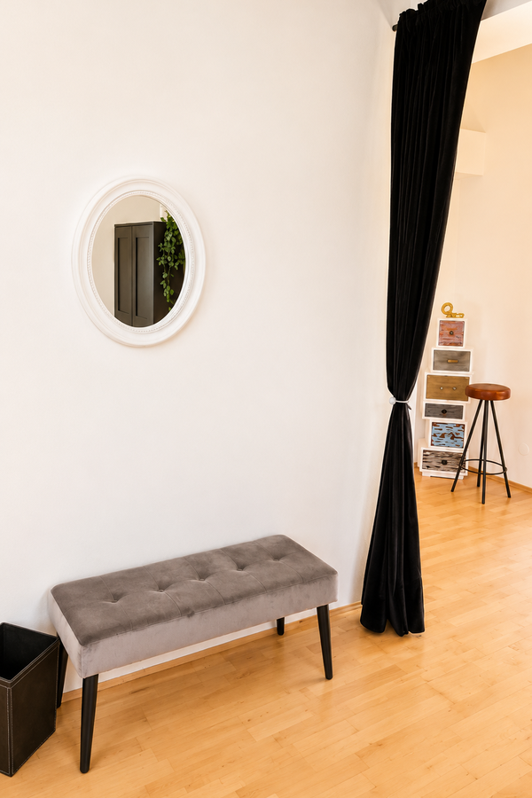 Inviting hallway with modern design elements | © Privat