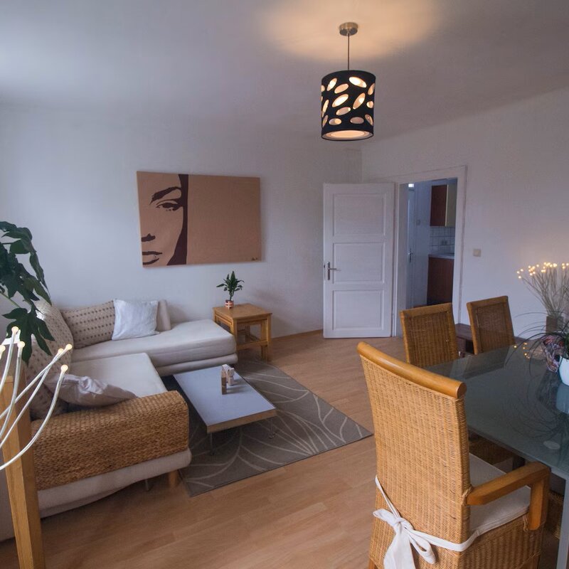 Wohnbereich mit dem Essplatz im Wohnzimmer  | © Holler