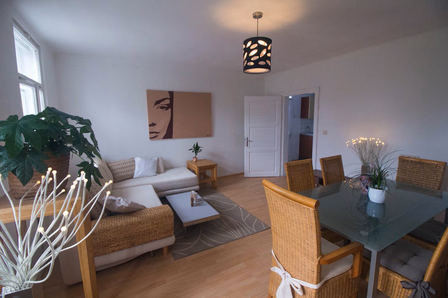 Wohnbereich mit dem Essplatz im Wohnzimmer  | © Holler
