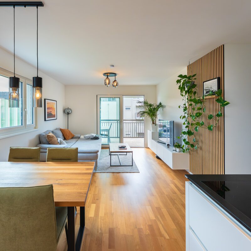 Heller Wohn-Essbereich mit Holzboden & Balkon – 3-Zimmer Wohnung, Kurzzeitmiete & Wohnen auf Zeit für 1 bis 6 Monate in Klagenfurt
