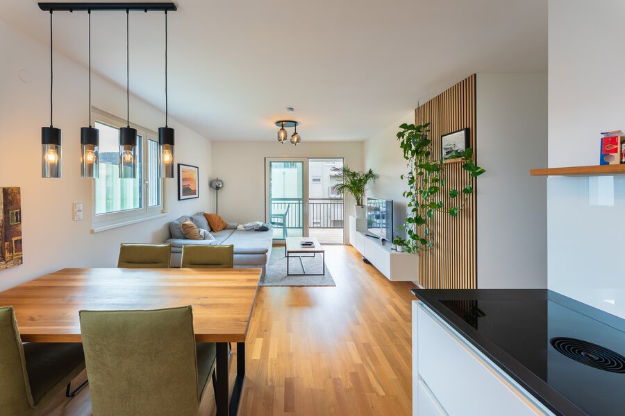 Heller Wohn-Essbereich mit Holzboden & Balkon – 3-Zimmer Wohnung, Kurzzeitmiete & Wohnen auf Zeit für 1 bis 6 Monate in Klagenfurt