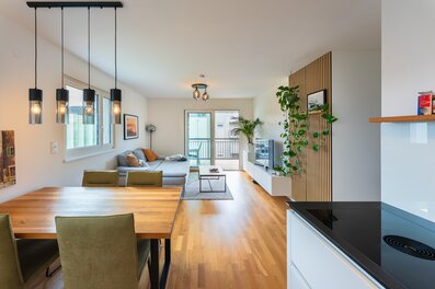 Heller Wohn-Essbereich mit Holzboden & Balkon – 3-Zimmer Wohnung, Kurzzeitmiete & Wohnen auf Zeit für 1 bis 6 Monate in Klagenfurt