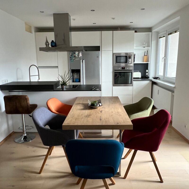Helle Küche & Esstisch mit bunten Stühlen – 3-Zimmer-Wohnung, Kurzzeitmiete & Wohnen auf Zeit 1–6 Monate, Linz