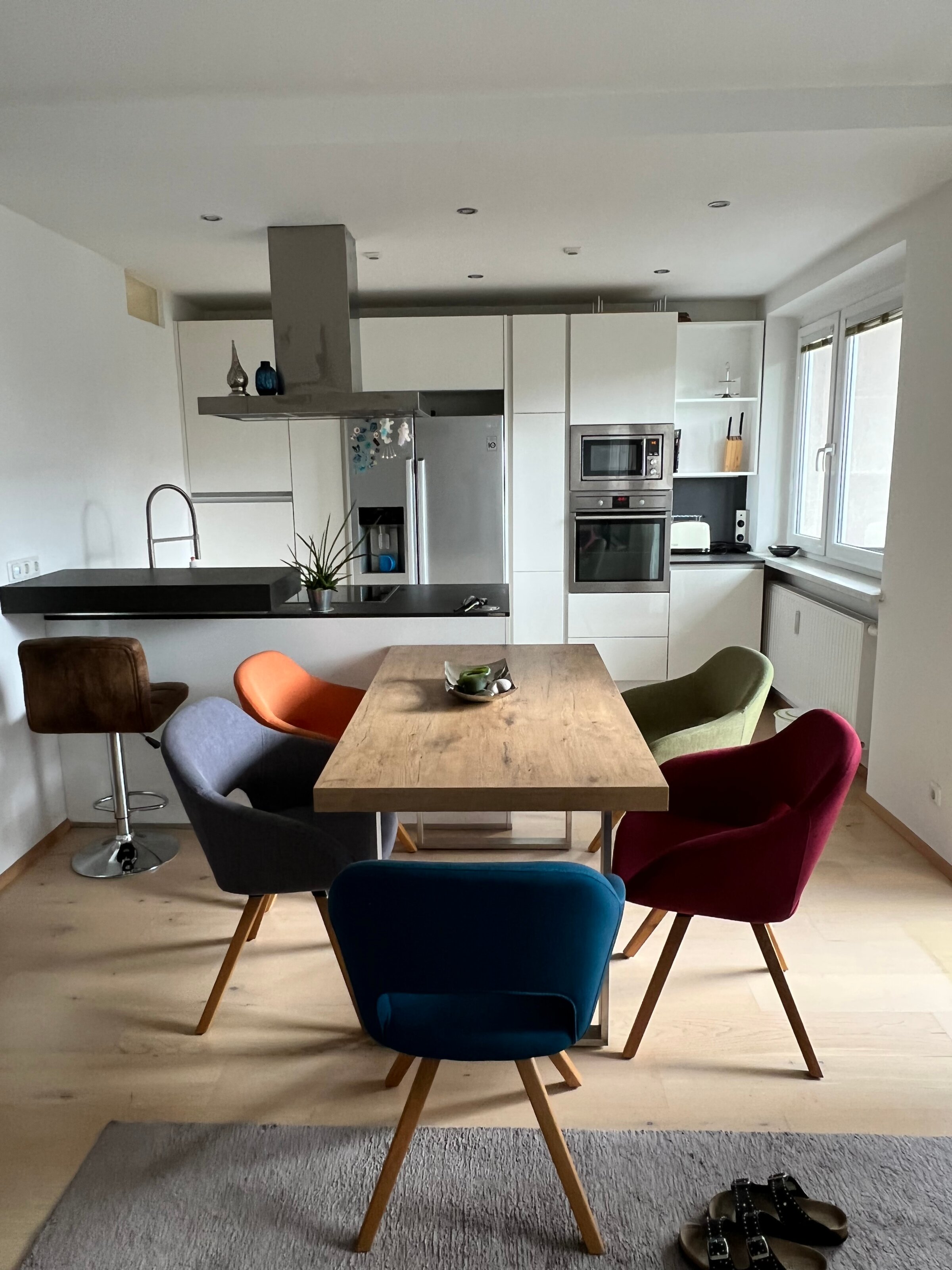 Helle Küche & Esstisch mit bunten Stühlen – 3-Zimmer-Wohnung, Kurzzeitmiete & Wohnen auf Zeit 1–6 Monate, Linz