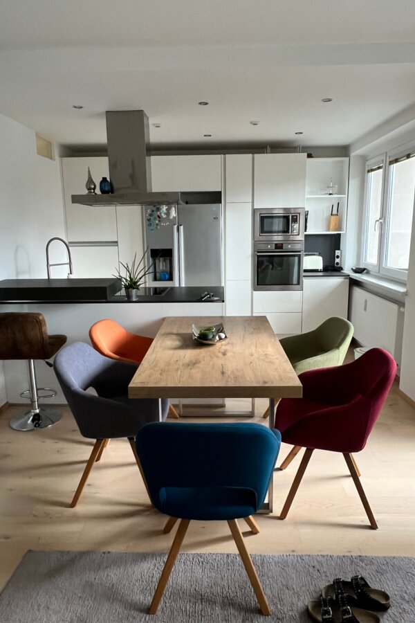 Helle Küche & Esstisch mit bunten Stühlen – 3-Zimmer-Wohnung, Kurzzeitmiete & Wohnen auf Zeit 1–6 Monate, Linz