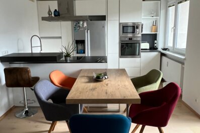 Helle Küche & Esstisch mit bunten Stühlen – 3-Zimmer-Wohnung, Kurzzeitmiete & Wohnen auf Zeit 1–6 Monate, Linz