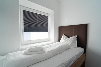 Helles, möbliertes Schlafzimmer im 1-Zimmer Studio – Kurzzeitmiete & Wohnen auf Zeit für 1 bis 6 Monate in Rum