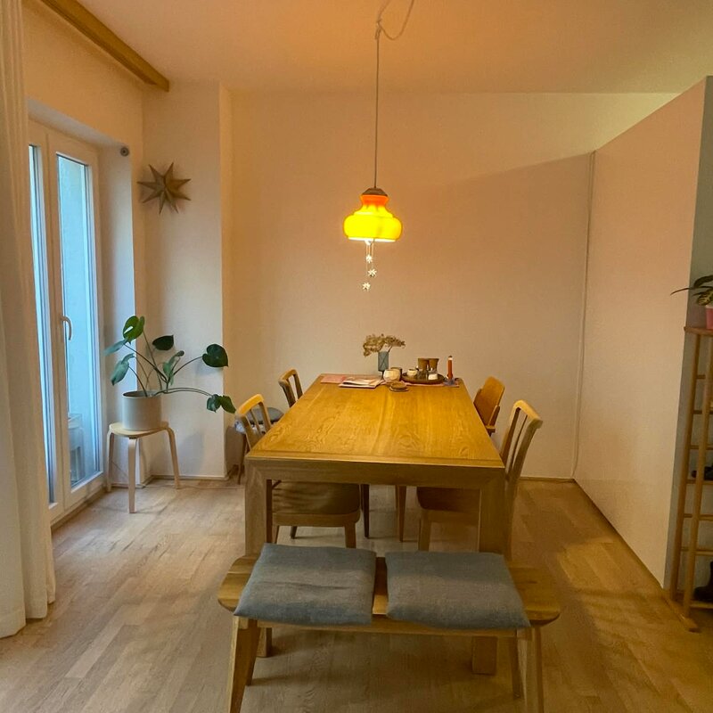 Helles Esszimmer mit Holztisch, 3-Zimmer Wohnung zur Kurzzeitmiete in Ottensheim – Wohnen auf Zeit für 1 bis 6 Monate.